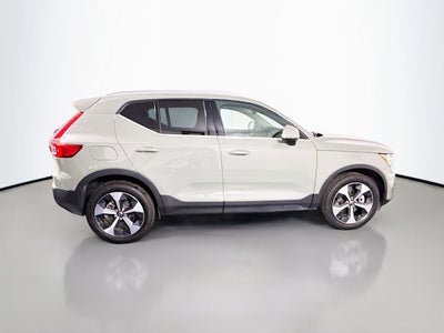 2023 Volvo XC40 B5 Plus Bright Theme