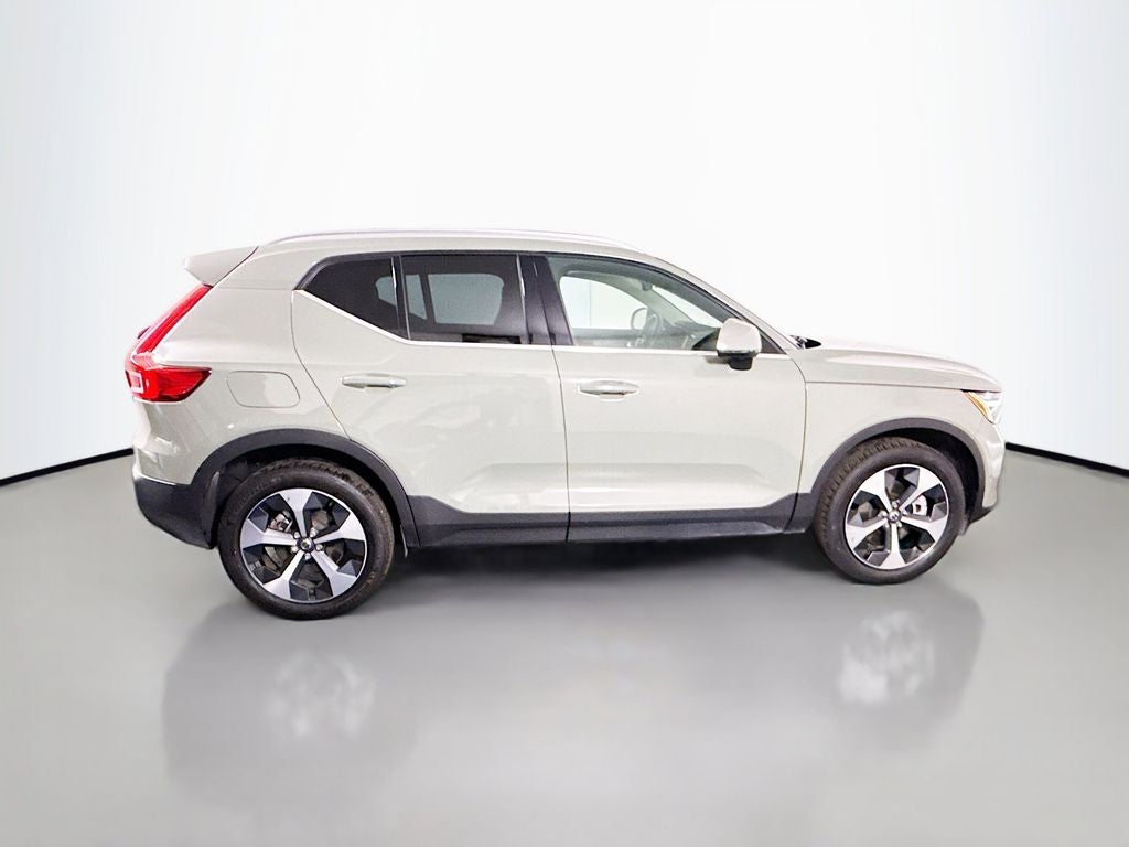 2023 Volvo XC40 B5 Plus Bright Theme