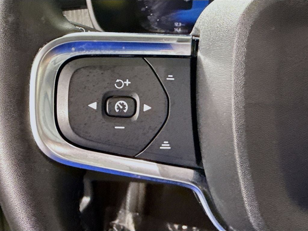 2023 Volvo XC40 B5 Plus Bright Theme