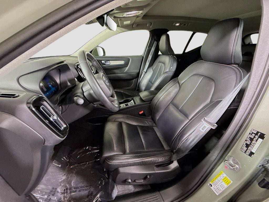 2023 Volvo XC40 B5 Plus Bright Theme