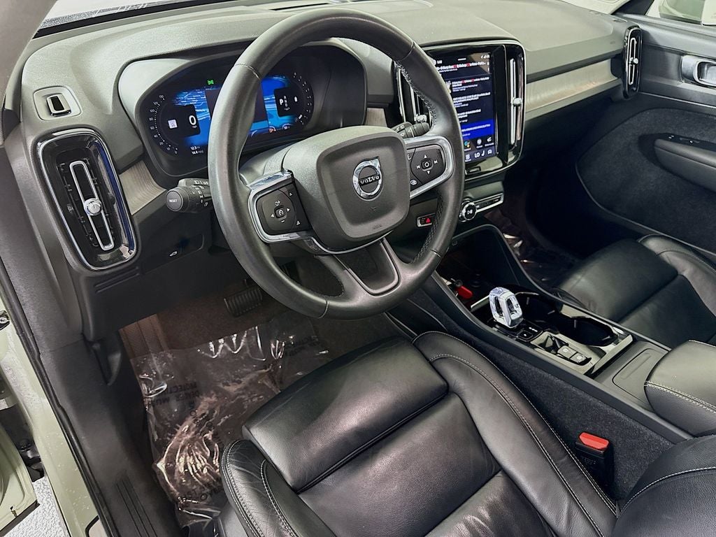2023 Volvo XC40 B5 Plus Bright Theme