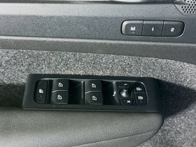 2023 Volvo XC40 B5 Plus Bright Theme