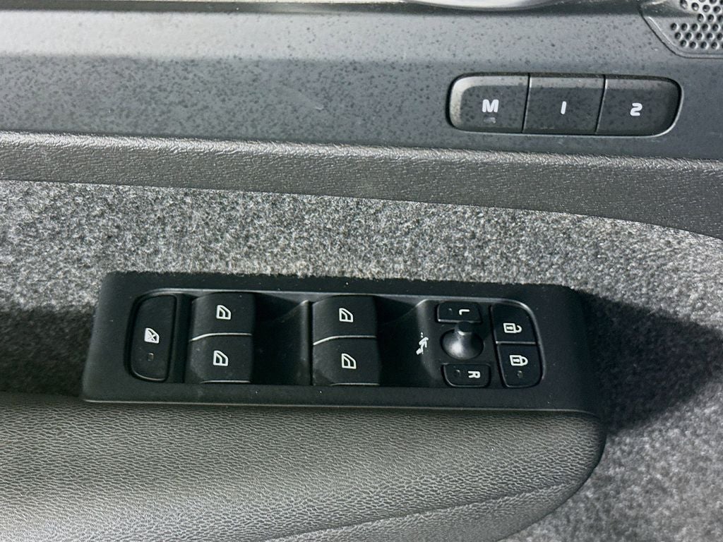 2023 Volvo XC40 B5 Plus Bright Theme