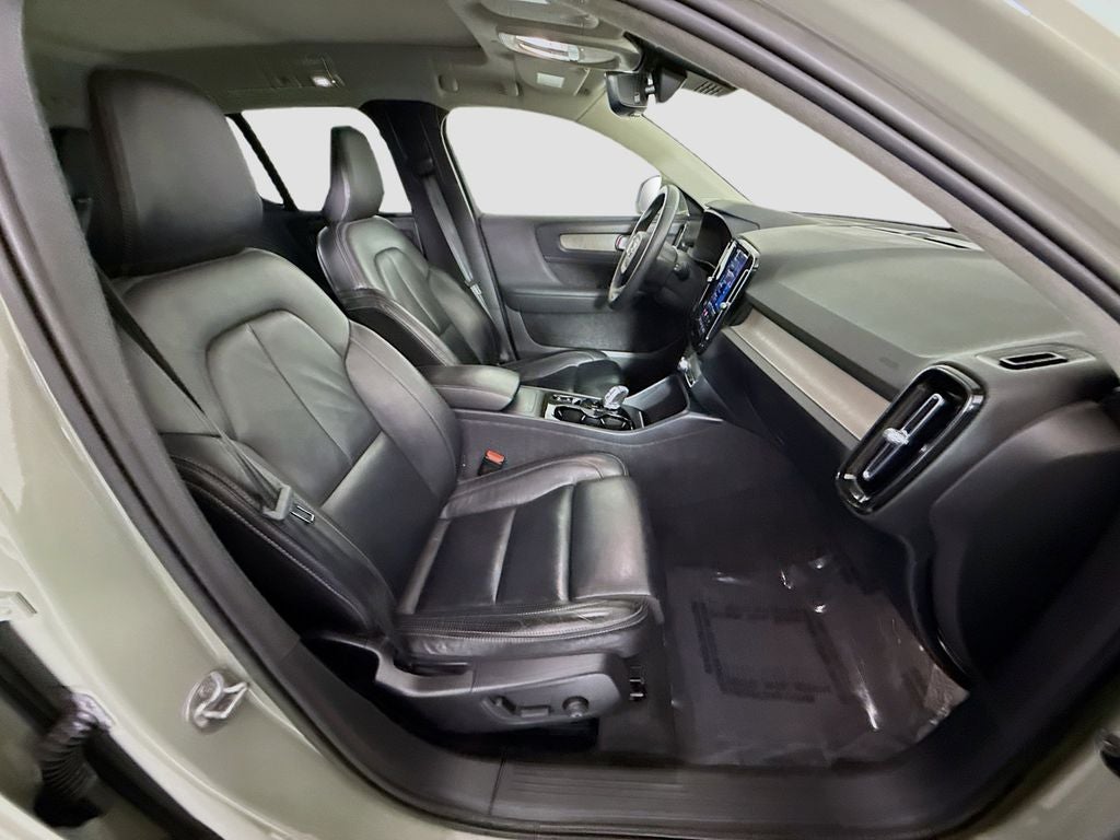 2023 Volvo XC40 B5 Plus Bright Theme