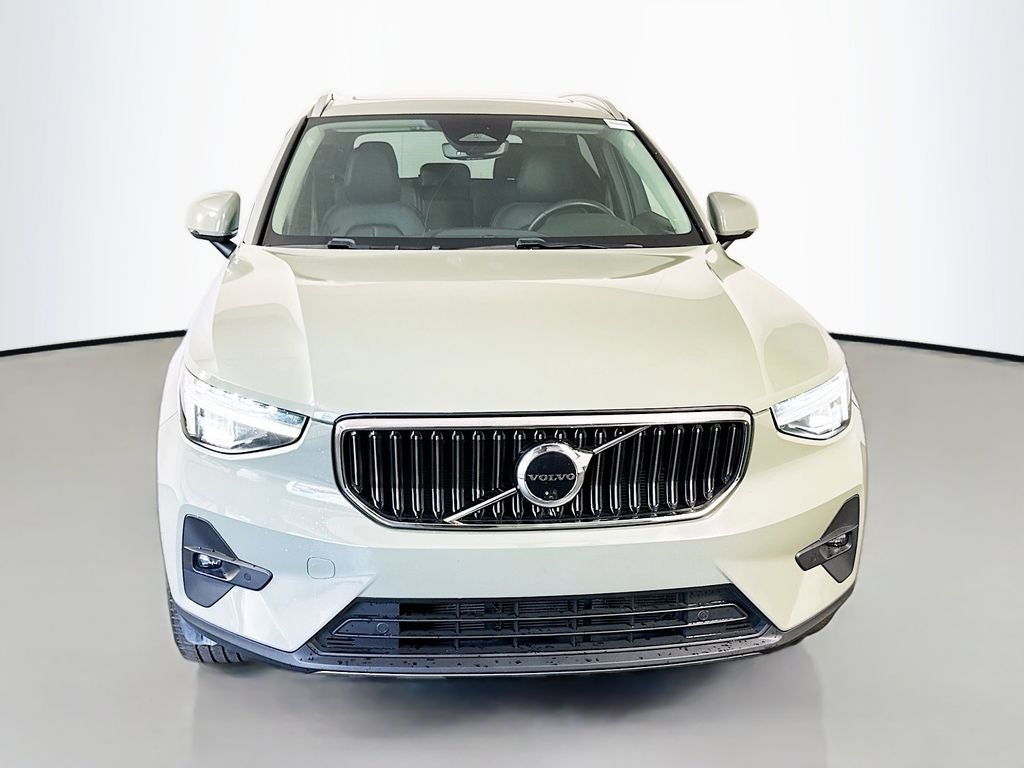 2023 Volvo XC40 B5 Plus Bright Theme