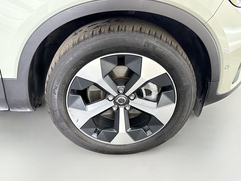 2023 Volvo XC40 B5 Plus Bright Theme