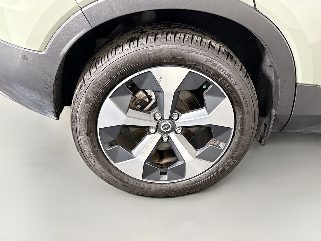 2023 Volvo XC40 B5 Plus Bright Theme