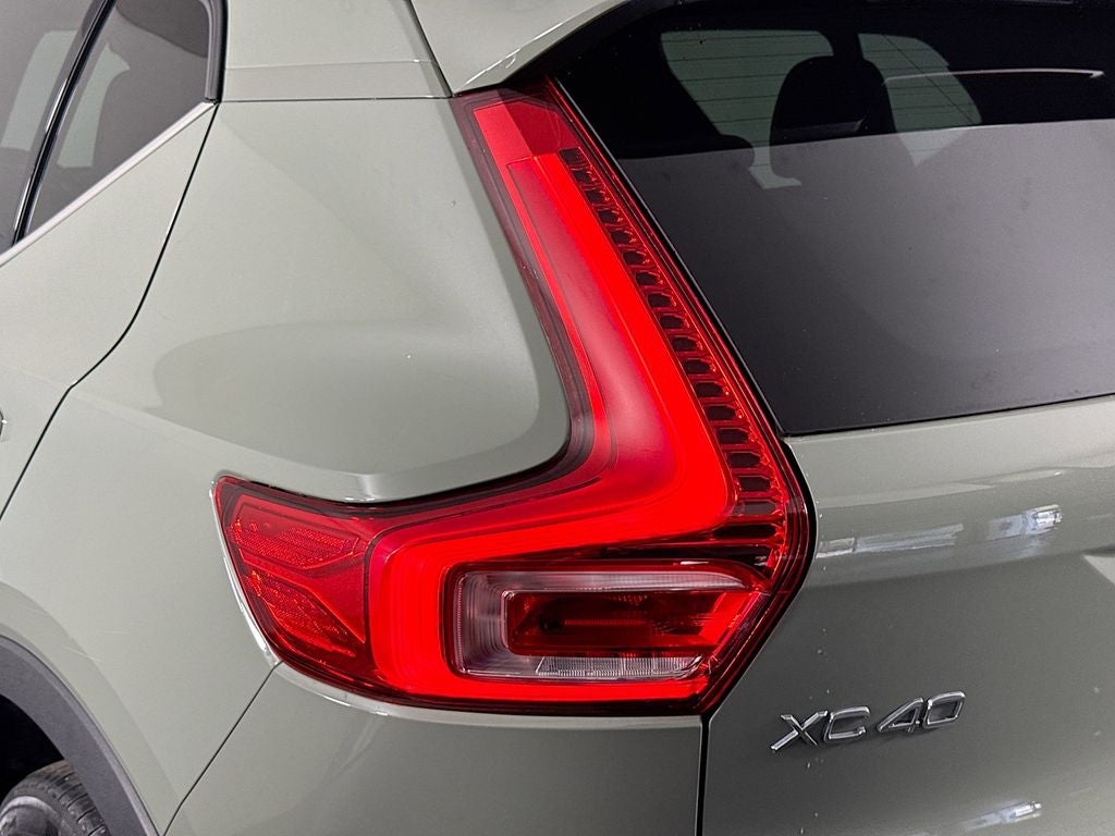 2023 Volvo XC40 B5 Plus Bright Theme
