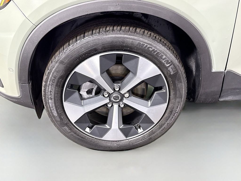 2023 Volvo XC40 B5 Plus Bright Theme