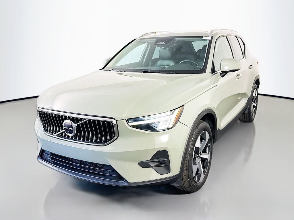 2023 Volvo XC40 B5 Plus Bright Theme