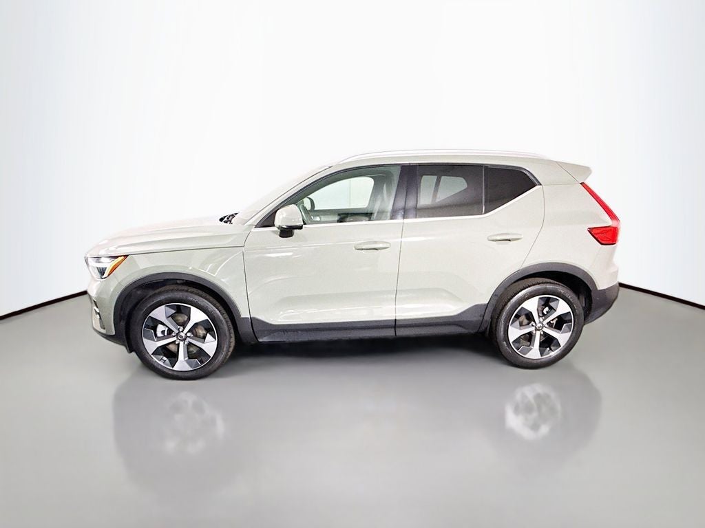 2023 Volvo XC40 B5 Plus Bright Theme