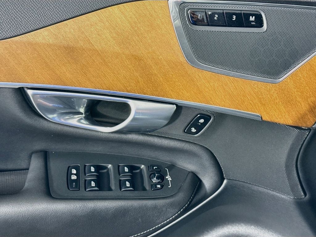 2025 Volvo XC90 B5 Plus