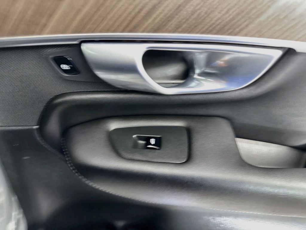 2025 Volvo XC90 B5 Plus