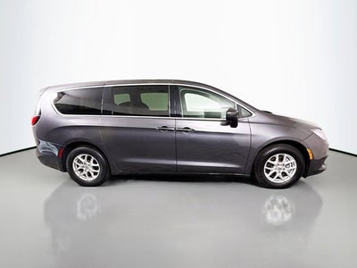 2022 Chrysler Voyager LX