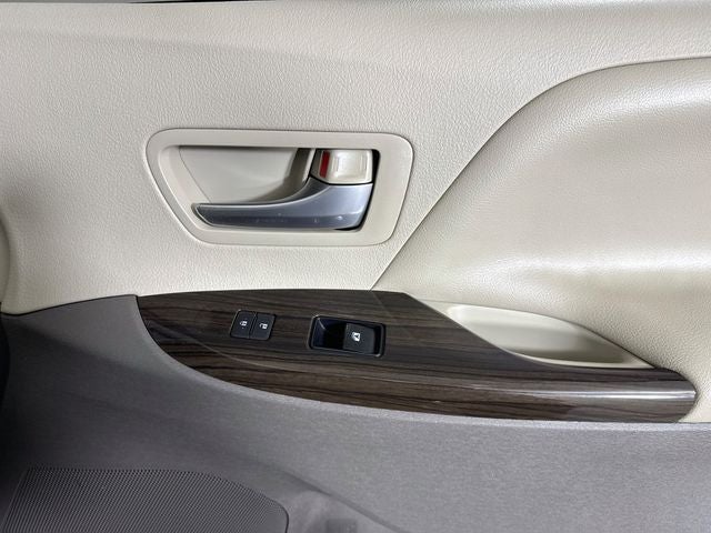 2017 Toyota Sienna XLE 8 Passenger