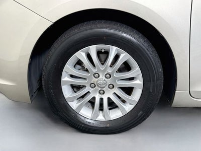 2017 Toyota Sienna XLE 8 Passenger