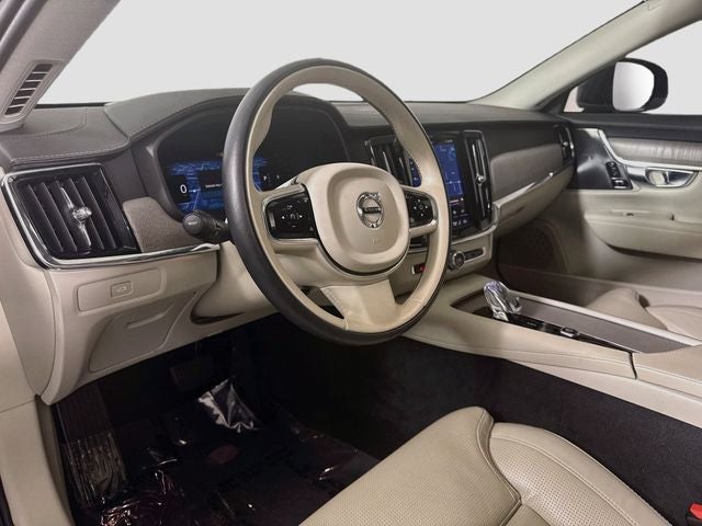 2025 Volvo V90 Cross Country B6