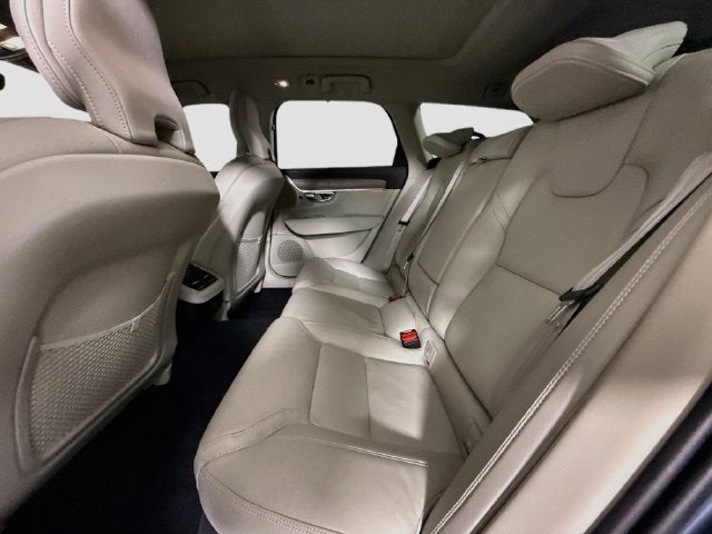 2025 Volvo V90 Cross Country B6