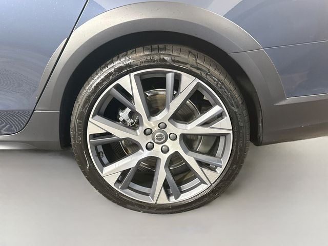 2025 Volvo V90 Cross Country B6