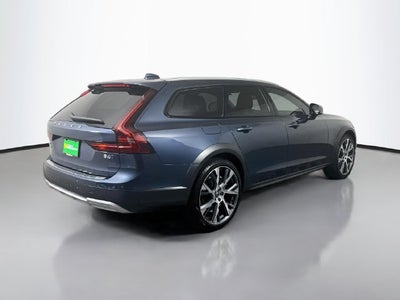 2025 Volvo V90 Cross Country B6