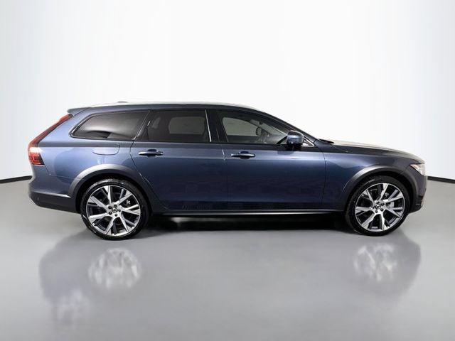 2025 Volvo V90 Cross Country B6