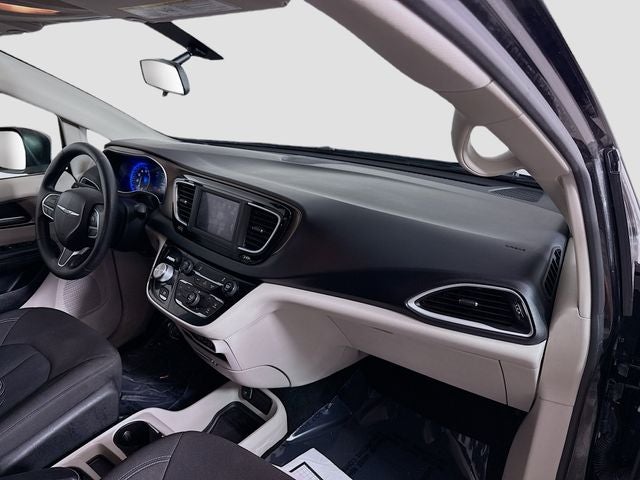 2021 Chrysler Voyager L